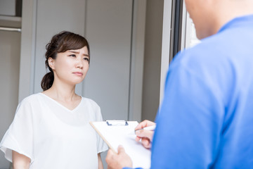 Fototapeta premium 作業員が訪問してきて困る主婦