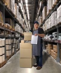 Worker Delivering products Sign the signature on the product receipt form with parcel boxes