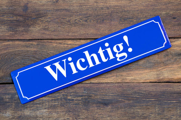 Wichtig Schild blau auf Holz
