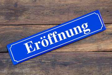 Eröffnung Schild blau auf Holz