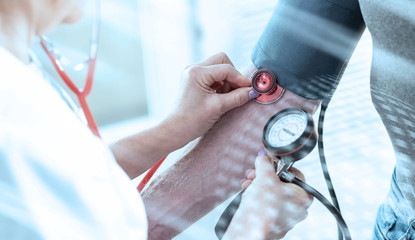 Blood pressure mesuring with sphygmomanometer; light effect