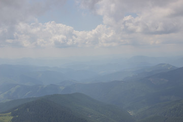 Obraz premium Trekking in the Carpathians, Hike to the border between Ukraine and Romania from Pop Ivan Marmarassky to Pop Ivan Chernogorsky.