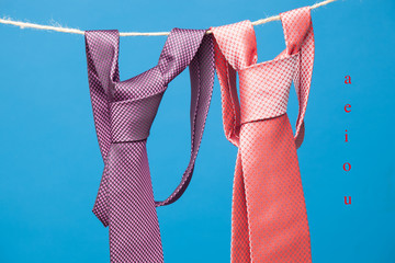 Corbata y el nudo de la corbata, colgadas de una cuerda y sujetos por unas pinzas de madera de las...