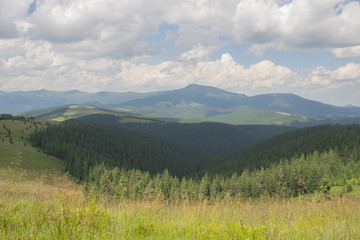 Obraz premium Trekking in the Carpathians, Hike to the border between Ukraine and Romania from Pop Ivan Marmarassky to Pop Ivan Chernogorsky.