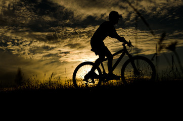 Obraz na płótnie Canvas cyclist silhouette at sunset, bicycle