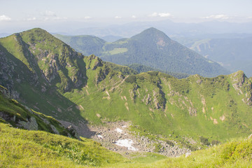 Obraz premium Trekking in the Carpathians, Hike to the border between Ukraine and Romania from Pop Ivan Marmarassky to Pop Ivan Chernogorsky.
