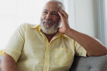 Obraz premium Man sitting on couch