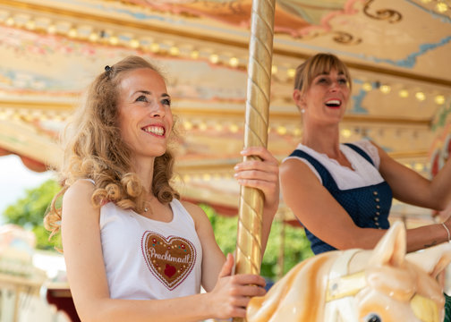 Zwei Freundinnen haben Spa&szlig; auf dem Karussell