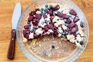 Summer tart with blueberries and raspberries 