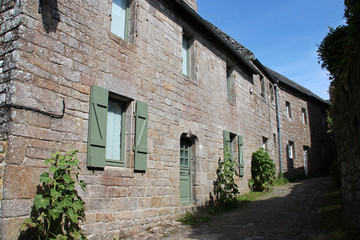 Fototapeta na wymiar street and medieval houses in locronan (brittany - france) 