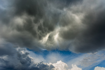 Mammatus Clouds over the head, Heading into the storm