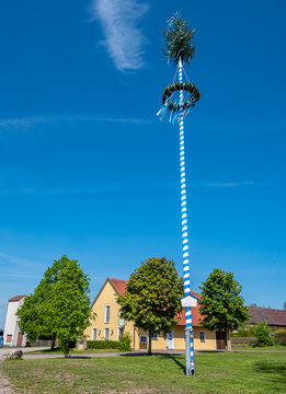Maibaum in einem Bayerischen Dorf