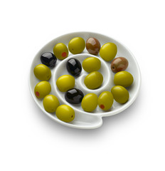 Aceitunas, olivas en  espiral sobre fondo blanco.  Olives, spiral olives on white 
