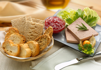  Goose pate with toast. Pâté de oca con tostadas y mermelada  © preysler