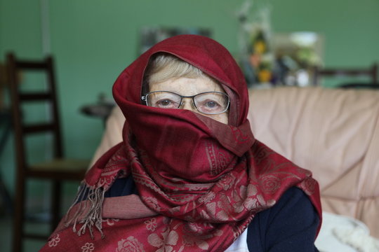 Femme au voile rouge
