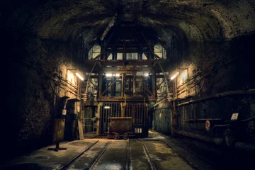 Selbstklebende Fototapete Alte verlassene Gebäude Dunkle alte Mine in Deutschland