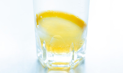 夏のイメージ素材：手作りレモンシロップで作った甘酸っぱい夏の飲み物「レモネード」