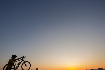 Naklejka premium Man with mountain bike and yellow shirt