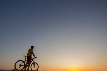 Obraz premium Man with mountain bike and yellow shirt