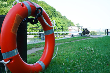 bouée de sauvetage et écluse sur un canal