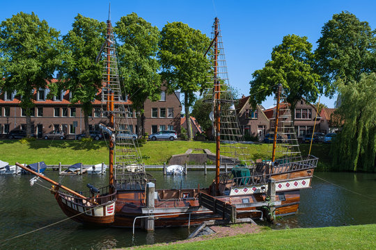 Ein historisches Segelschiff im historischen Hafen von Brielle/Niederlande