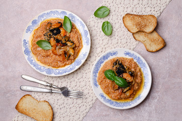 Red lentils with fried seafood