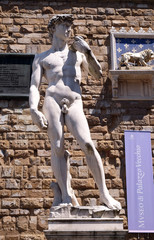Obraz premium Statue of Michelangelo's David in front of the Palazzo Vecchio in Florence, Italy