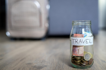 Frasco com notas e moedas e com etiqueta 