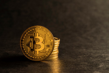 積み重ねられた仮想通貨のイメージ