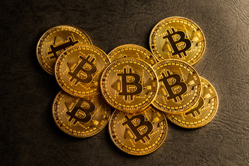 積み重ねられた仮想通貨のイメージ