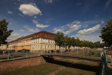 Fototapeta na wymiar Potsdam; Kanal ohne Wasser in der Yorckstraße