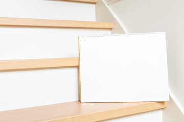 階段に置いたスケッチブック