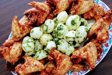 Crunchy chicken wings with potatoes