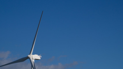 풍력발전기와 푸른 하늘