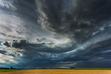 Fototapeta na wymiar Storm clouds with shelf cloud and intense rain