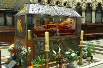 Fototapeta na wymiar Sarcophagus of Blessed Aloysius Stepinac in Zagreb Cathedral 
