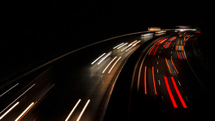 Autolichter auf der Autobahn bei Nacht