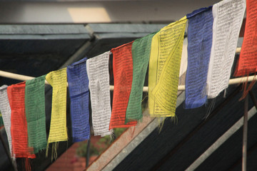 buddyjskie kolorowe flagi modlitewne rozwieszone w mieście