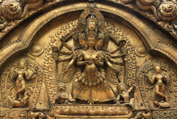 Fototapeta na wymiar rzeźba hinduskiego bóstwa na fasadzie budynku w nepalu