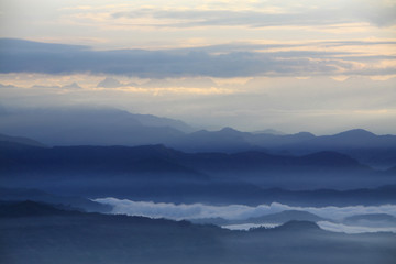 szczyty górskie we mgle i chmurach o poranku