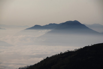 szczyty górskie we mgle i chmurach o poranku - obrazy, fototapety, plakaty