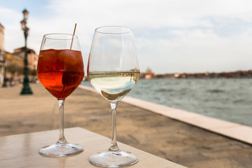 Aperitif an Promenade mit Meer im Hintergrund