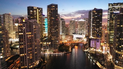 Naklejka premium Brickell Key Into Miami River