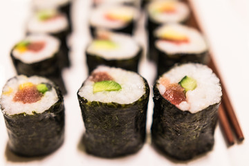 Sushi auf weißer Platte serviert