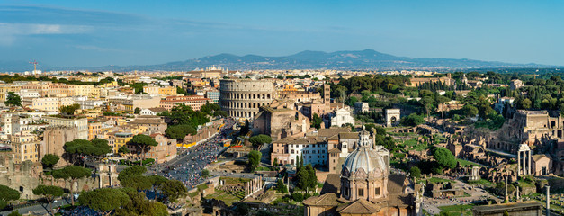 Obraz premium Panoramic sunset view of Colosseum and Roman Forum in Rome.
