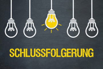 Schlussfolgerung / Tafel mit Glühbirnen