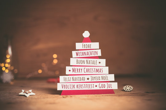 International Grüße zu Weihnachten - Weihnachtsbaum aus Papier als Weihnachtsmütze