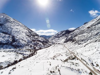 nieve y carretera desde dron