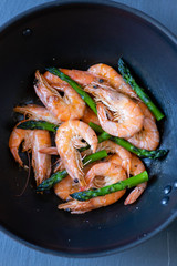 grilled prawns with green asparagus
