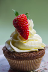 Schokomuffin mit Topping und Erdbeere